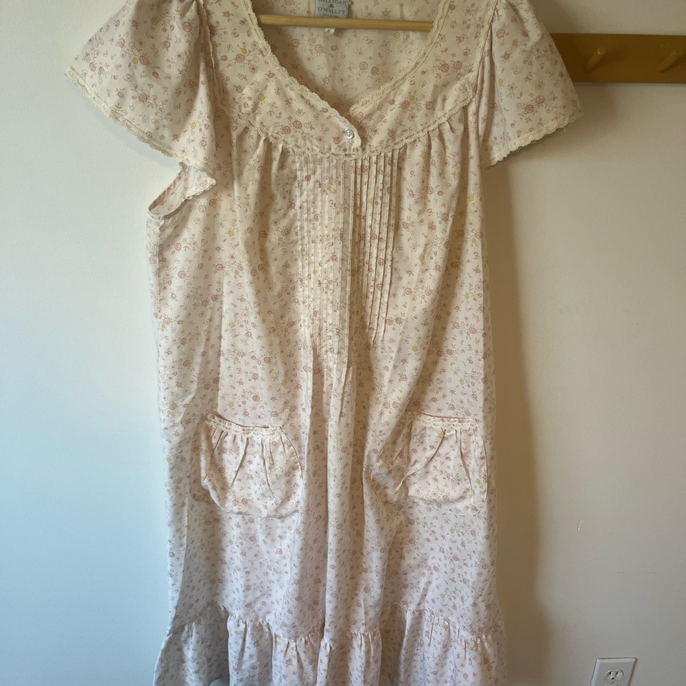 Gilligan & O'Malley Floral Lace Trim Sleep dress, size M